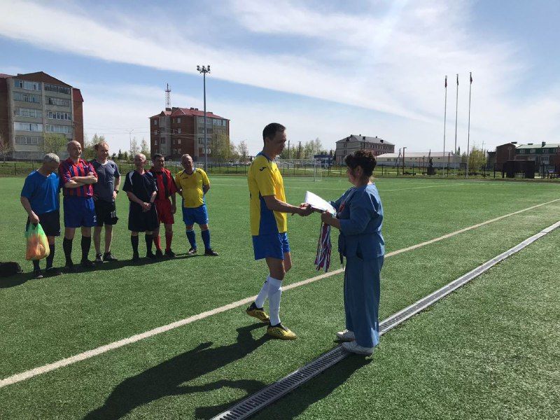 В Нурлате прошла товарищеская встреча по футболу, посвященная Дню Победы