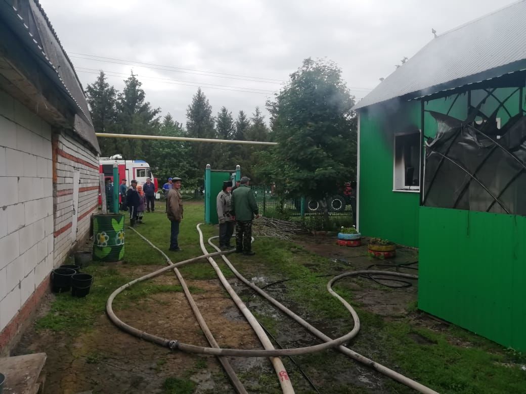 В деревне Ахметово местные жители пытались потушить огонь в доме до приезда  пожарных | 10.06.2022 | Нурлат - БезФормата