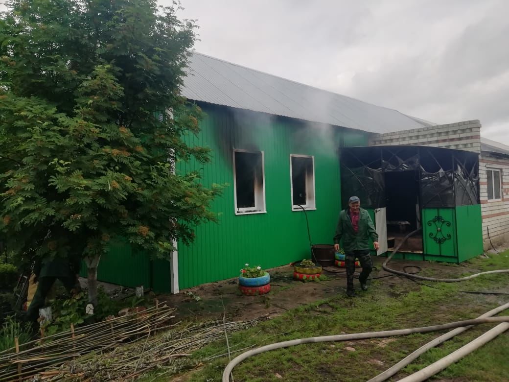 В деревне Ахметово местные жители пытались потушить огонь в доме до приезда пожарных&nbsp;