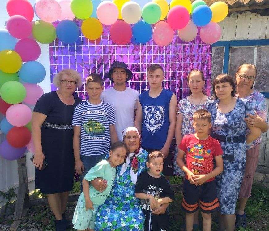 Долгожительница из Андреевки в 90 лет читает районку на родном чувашском языке
