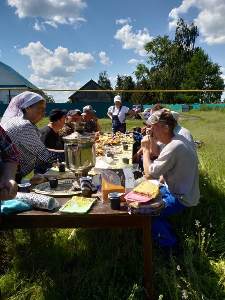 Жители села Степное Озеро провели субботник на одном из кладбищ села