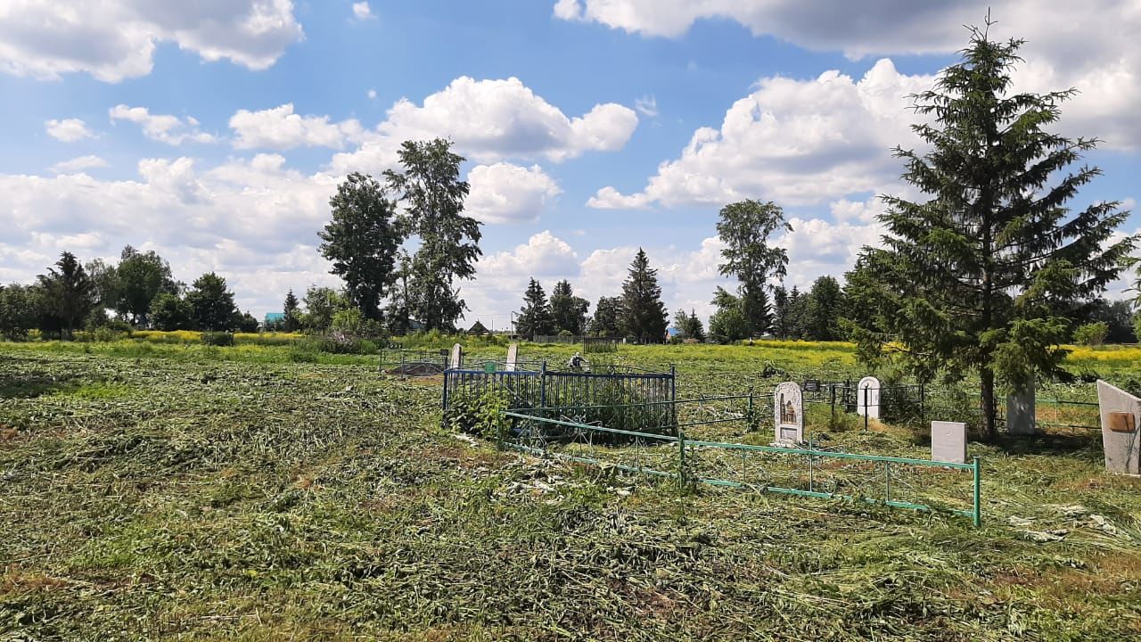 Жители села Степное Озеро провели субботник на одном из кладбищ села