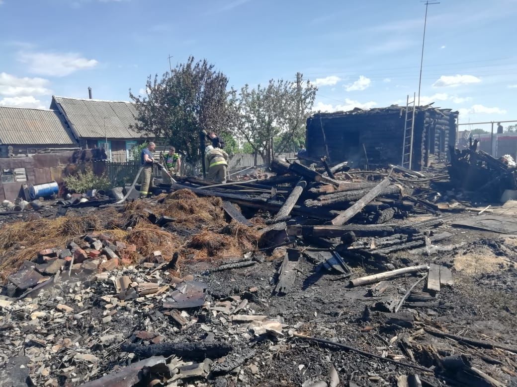 В селе Нурлатского района сгорел дом и постройки