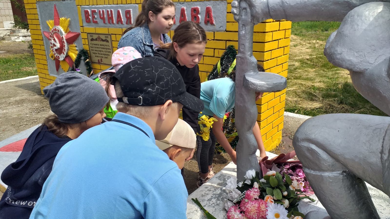 Дети из пришкольного лагеря “Мечта” нурлатской школы №8 участвовали в митинге, посвященном Дню памяти и скорби