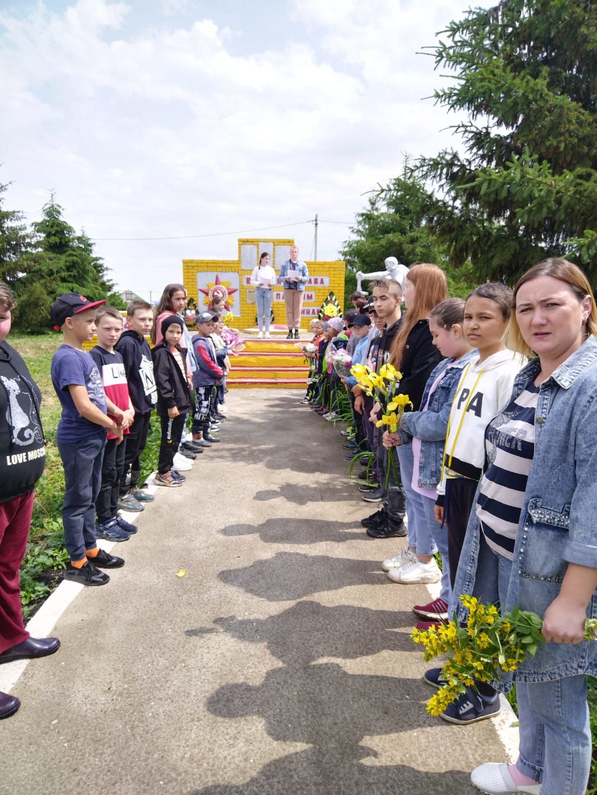 Дети из пришкольного лагеря “Мечта” нурлатской школы №8 участвовали в митинге, посвященном Дню памяти и скорби