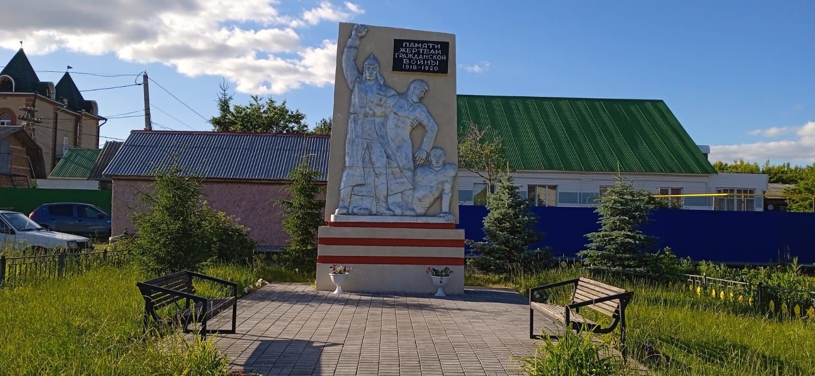 Единороссы Нурлата провели субботник по благоустройству мемориала жертвам Гражданской войны