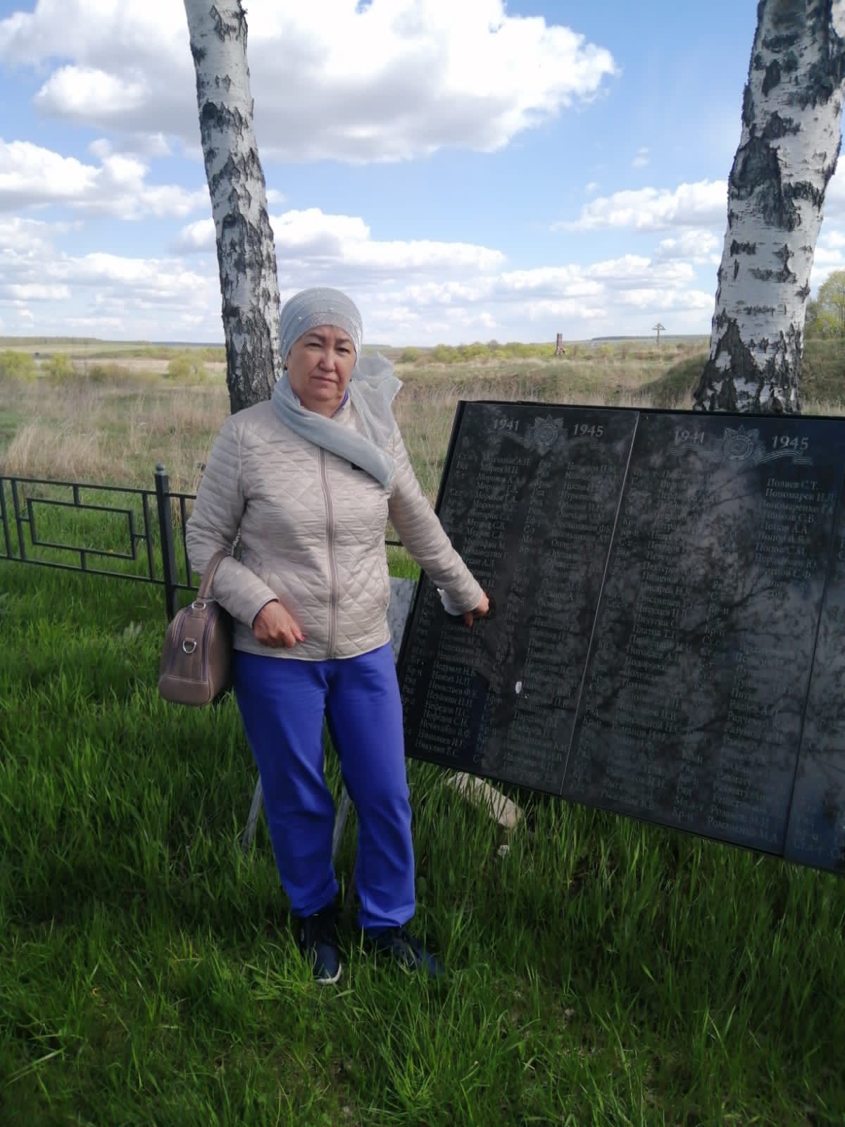Спустя 80 лет семья из Курманаева побывали на могиле считавшегося пропавшим без вести дедушки
