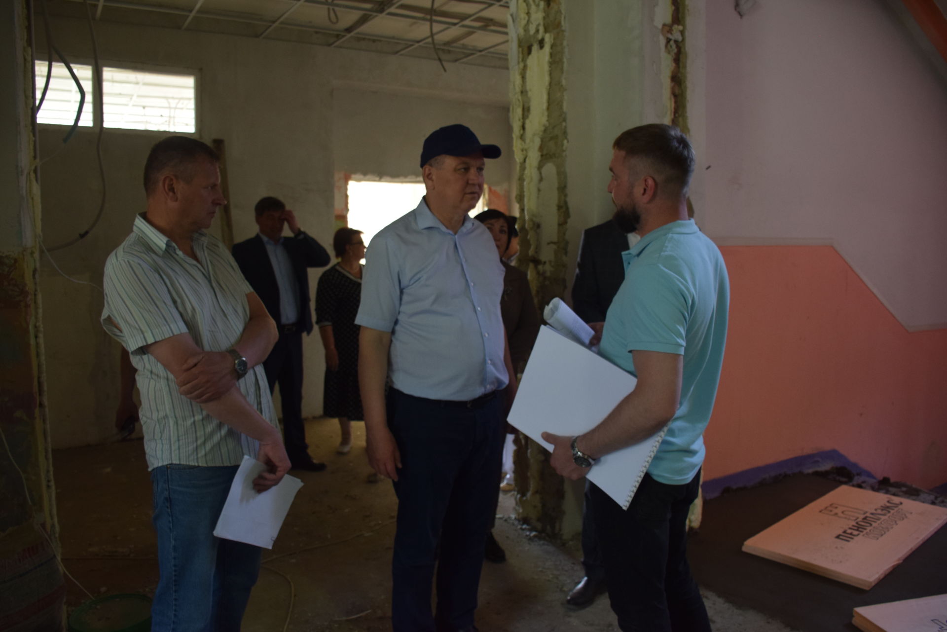 Глава Нурлатского района ознакомился с ходом капремонта городской школы №1