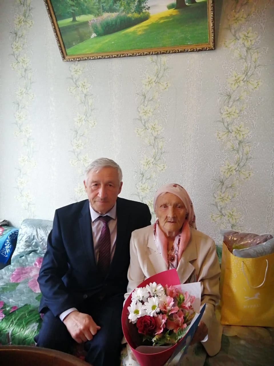 Жительницу Нурлата поздравили с 90-летним юбилеем