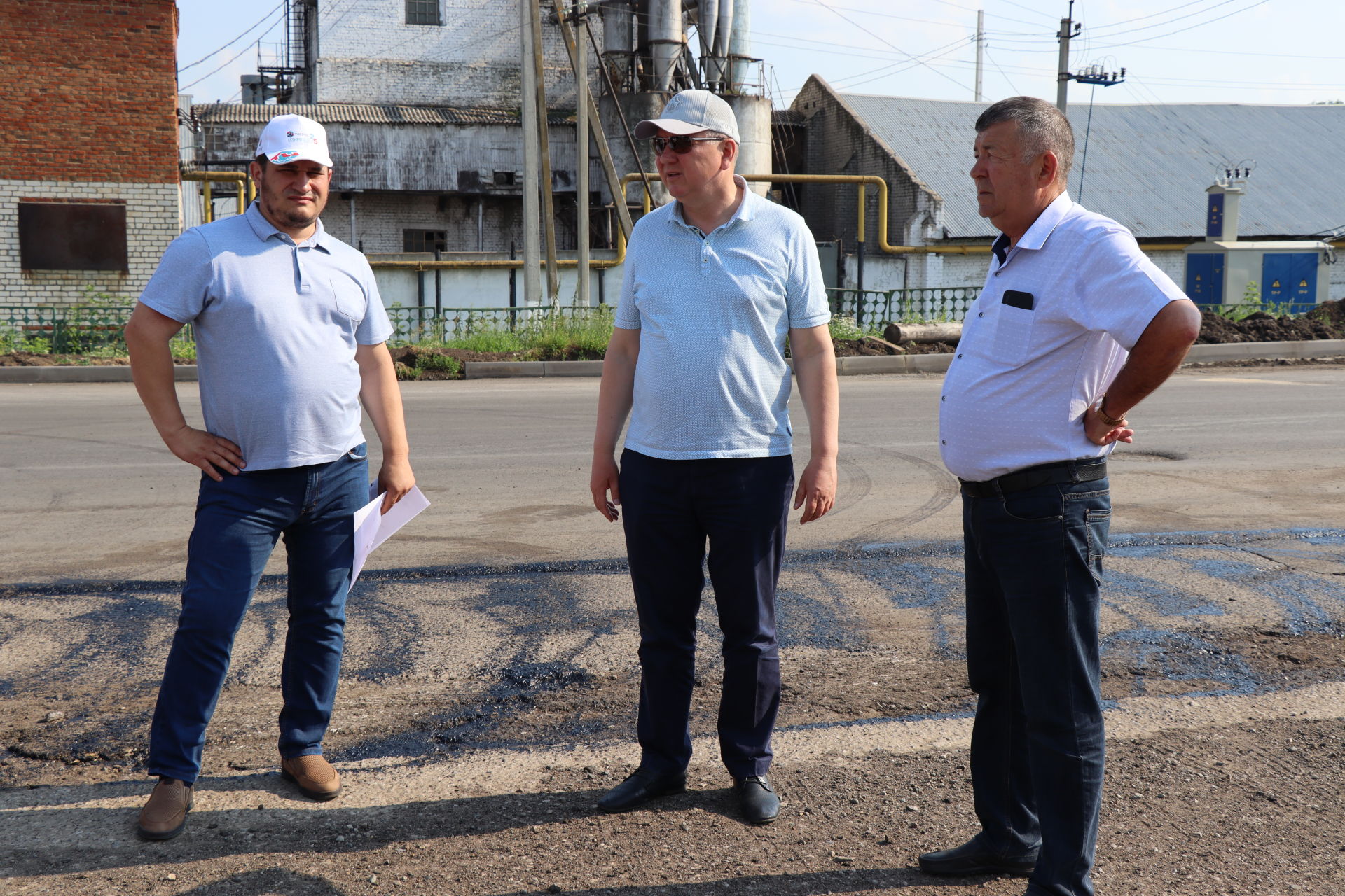 Алмаз Ахметшин ознакомился с ходом строительства тротуара по улице Гиматдинова