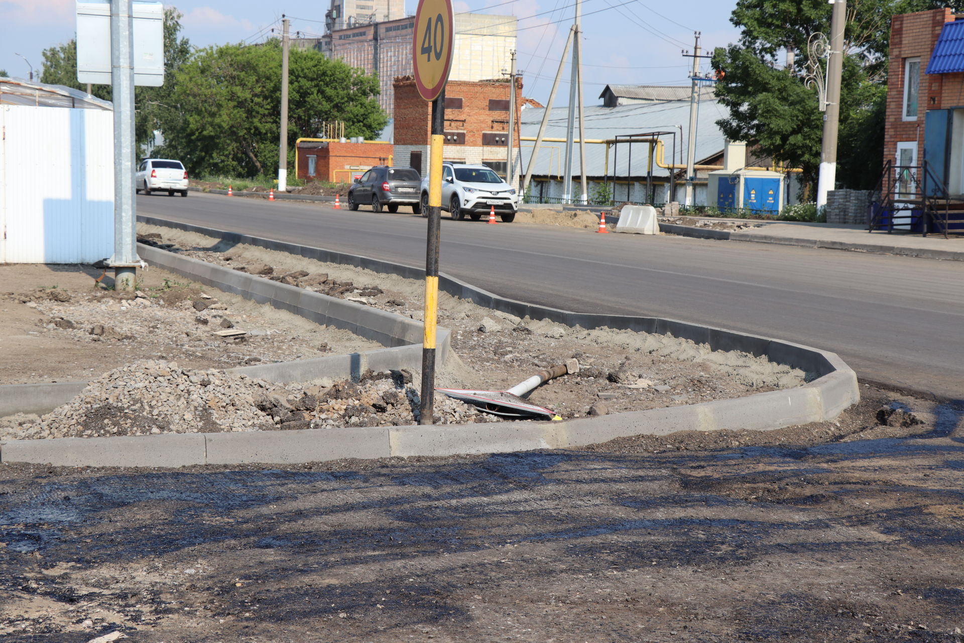 Алмаз Ахметшин ознакомился с ходом строительства тротуара по улице Гиматдинова