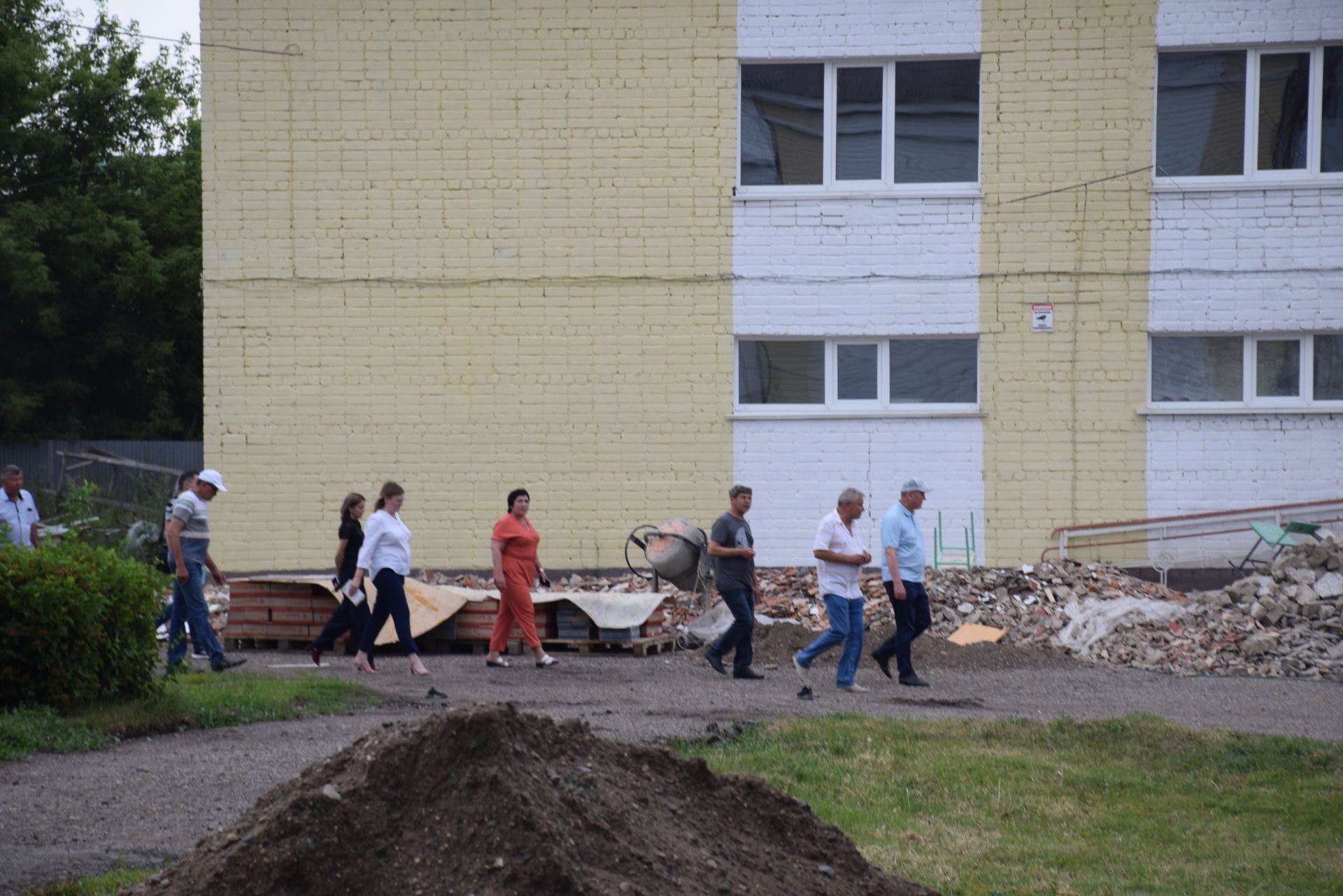 Алмаз Ахметшин ознакомился с ходом капитального ремонта в городской школе №8