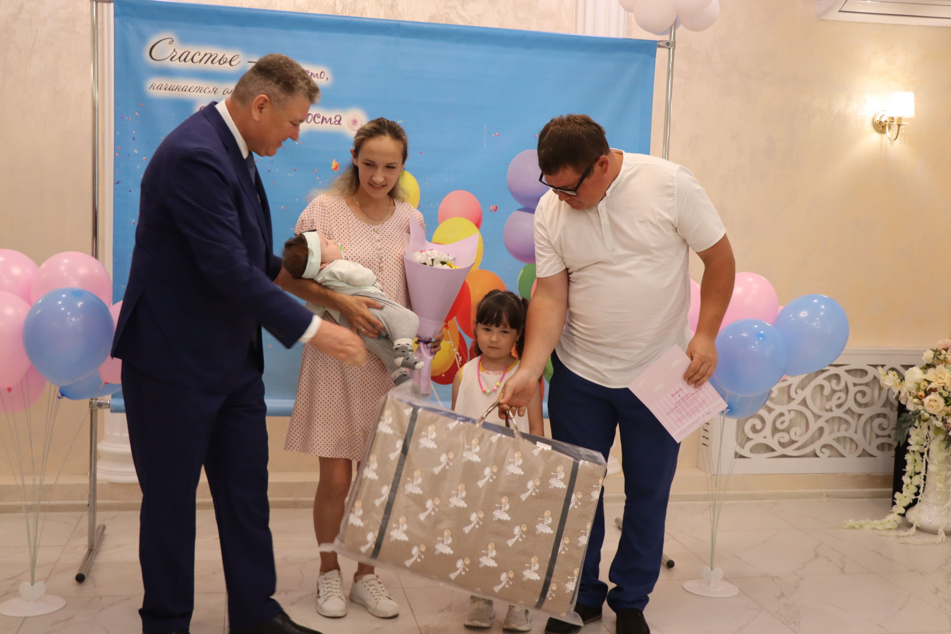 Алмаз Ахметшин в торжественной обстановке поздравил нурлатские семьи с новорожденными&nbsp;