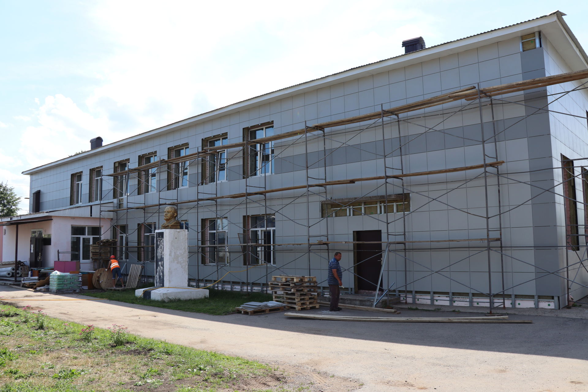 Алмаз Ахметшин ознакомился с ходом капитального ремонта в школе №1 города Нурлат