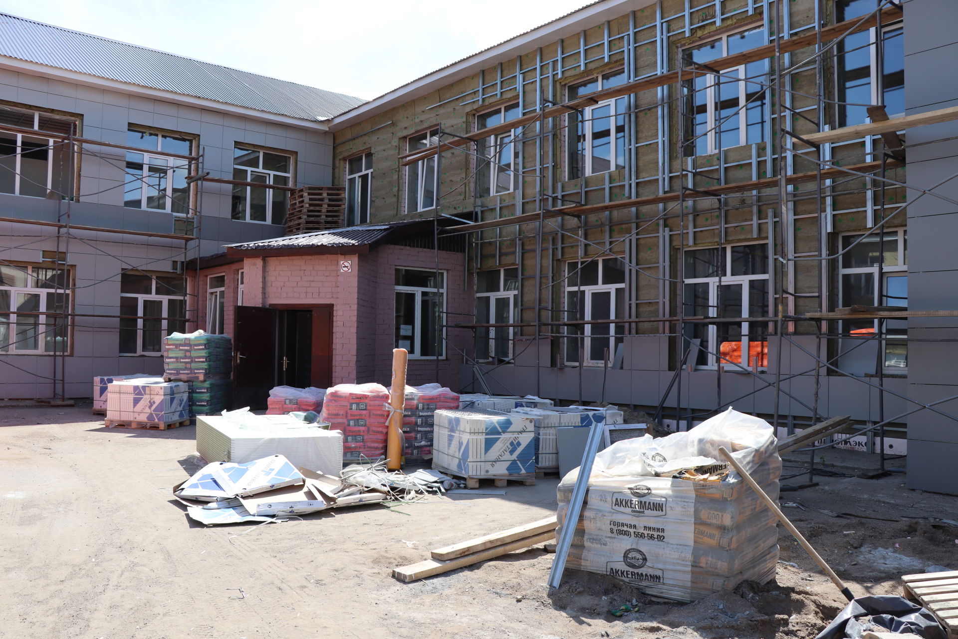 Алмаз Ахметшин ознакомился с ходом капитального ремонта в школе №1 города Нурлат