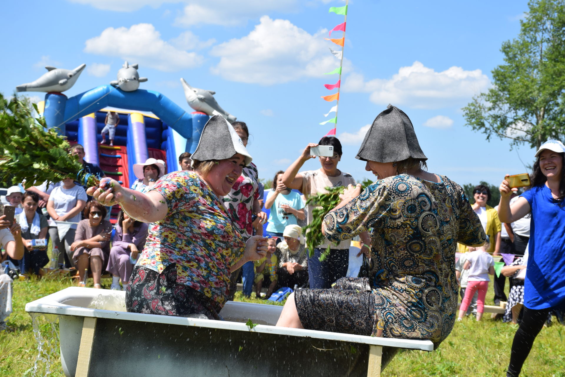 В селе Курманаево Нурлатского района батыру сельского праздника вместе с бараном вручили и теленка