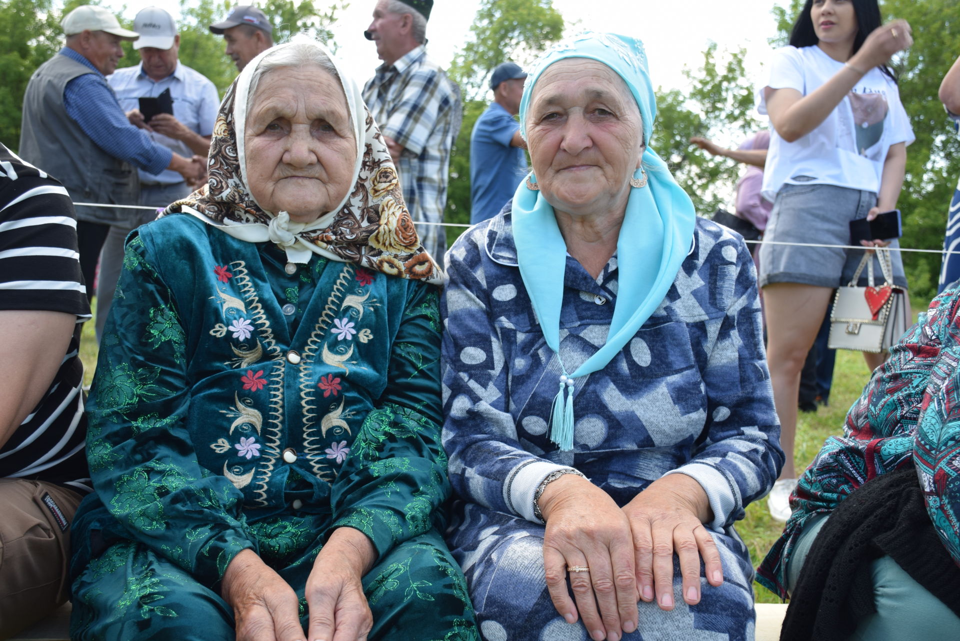В селе Курманаево Нурлатского района батыру сельского праздника вместе с бараном вручили и теленка