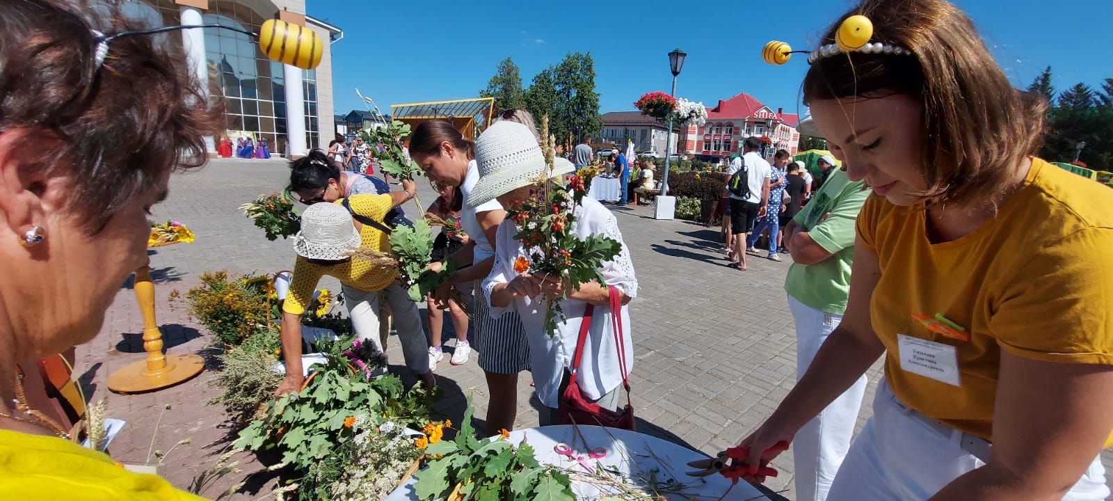 В Медовый Спас сотрудники детского сада «Колосок» дарили подарки нурлатцам