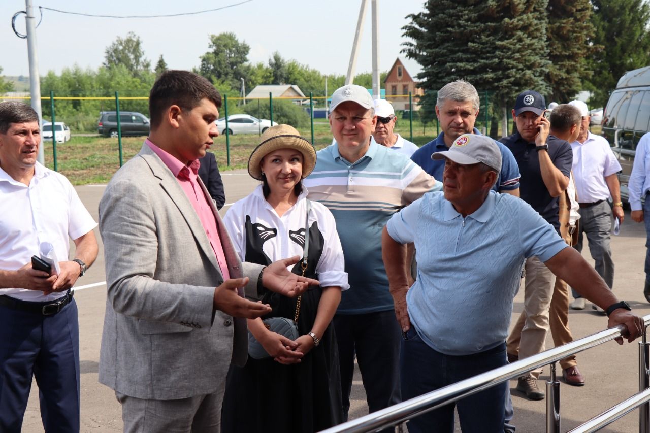 Рустам Минниханов посетил Нурлатский конезавод и конноспортивную школу