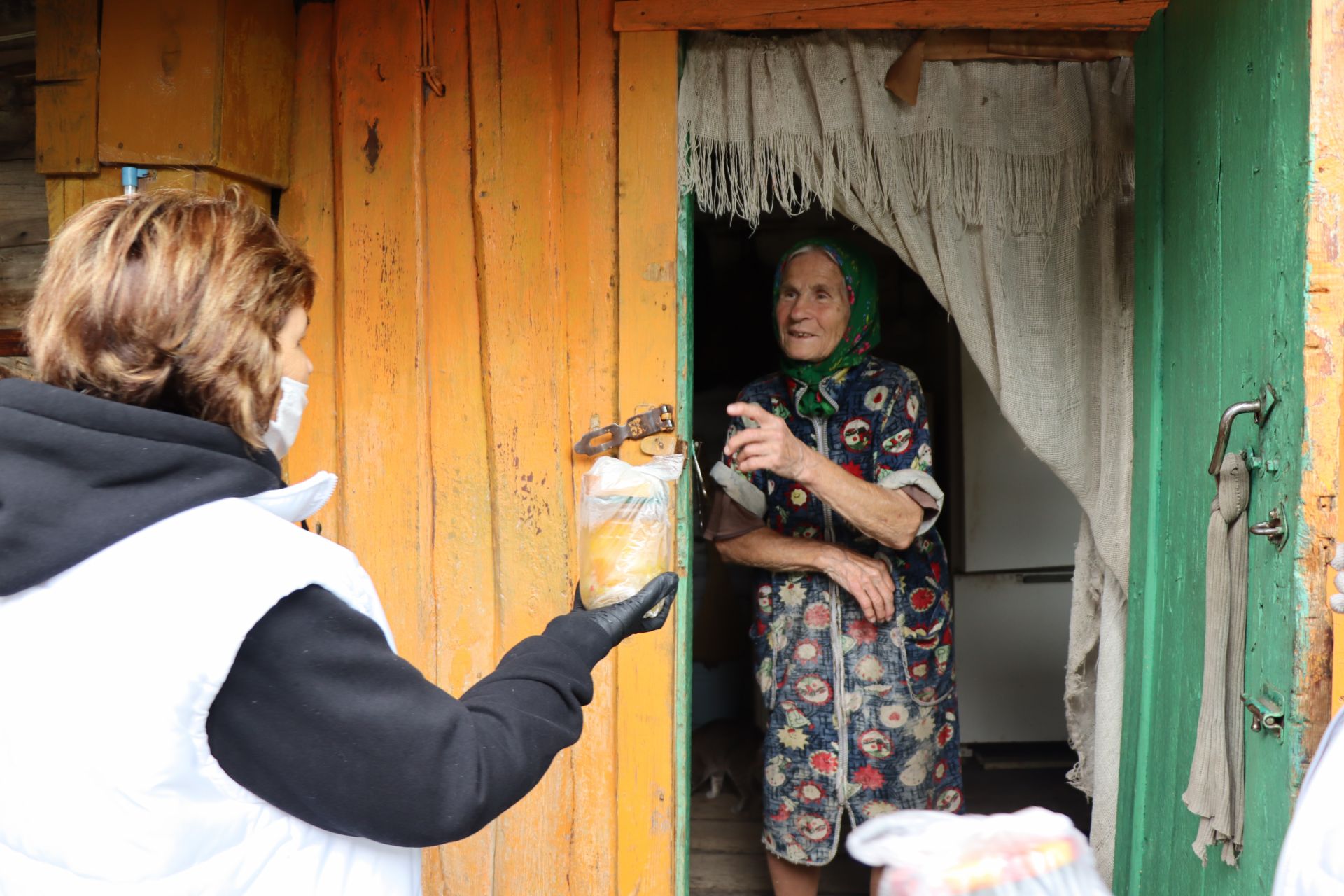 Нурлатские волонтеры ежедневно доставляют горячую еду в дома нуждающихся и пожилых жителей