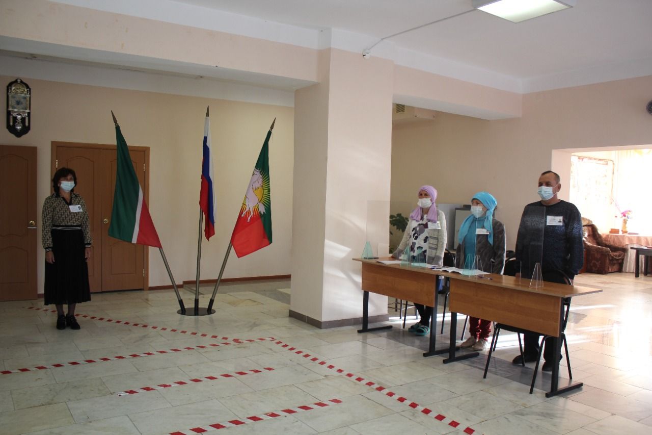 Выборы на избирательных участках Нурлатского района начались с исполнения  государственных гимнов