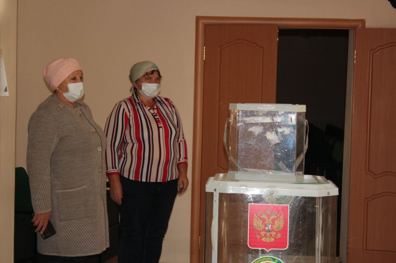 Выборы на избирательных участках Нурлатского района начались с исполнения  государственных гимнов