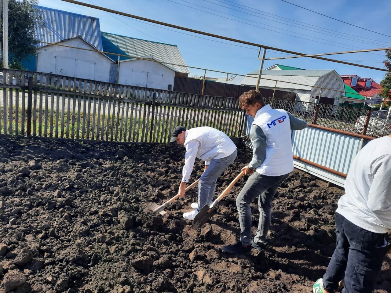 Нурлатские молодогвардейцы и сторонники партии «Единая Россия» пришли на помощь вдове ветерана ВОВ