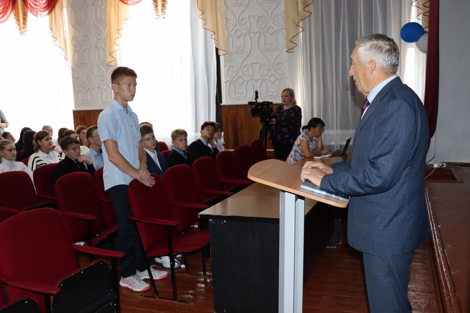 Владимир Кашкаров провел очередной Урок мужества для учащихся городской школы №4