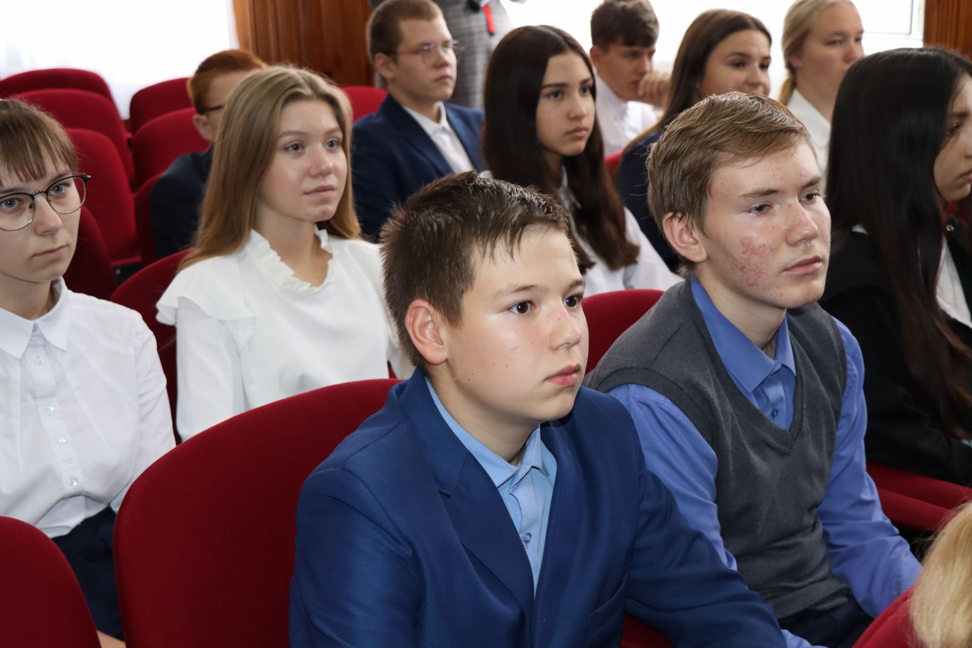 Владимир Кашкаров провел очередной Урок мужества для учащихся городской школы №4