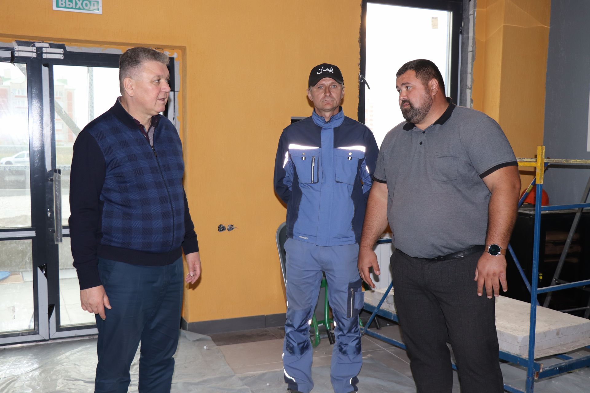 Алмаз Ахметшин посетил строящийся спортивный объект в Нурлате
