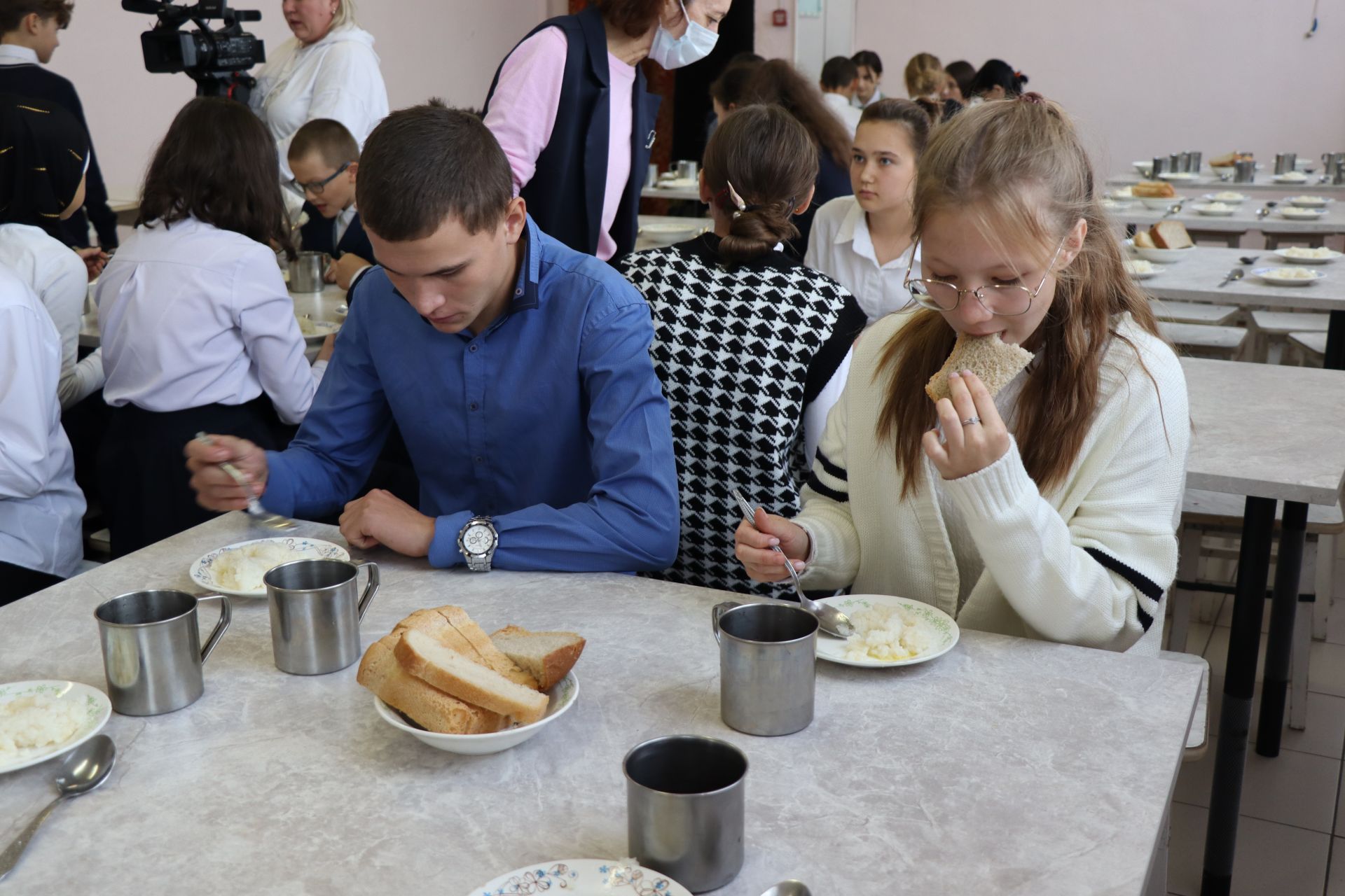 Глава Нурлатского района Алмаз Ахметшин проверил качество школьного питания в сельской школе