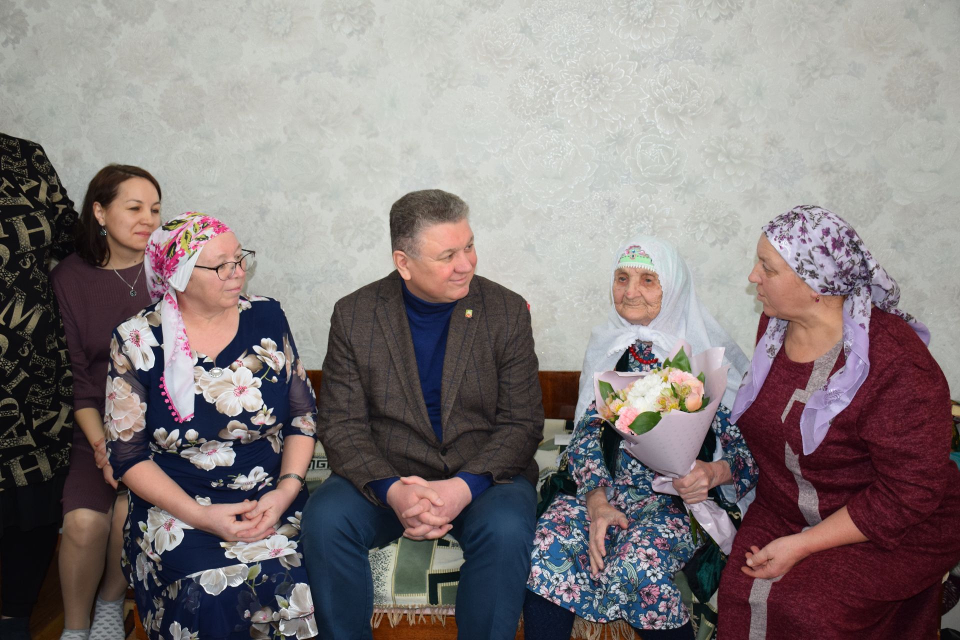 Глава Нурлатского района поздравил ветерана труда с 95-летием