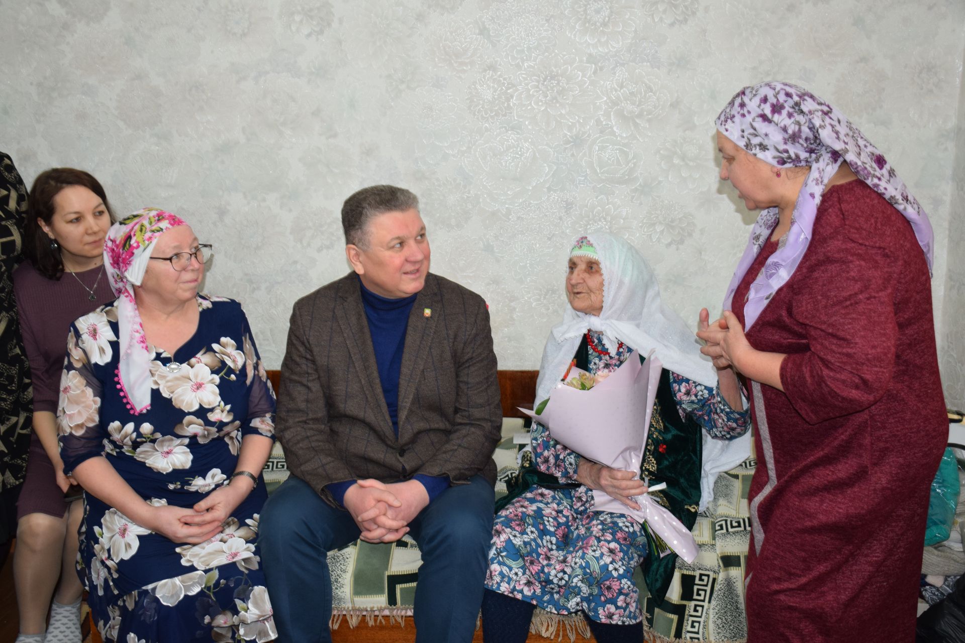 Глава Нурлатского района поздравил ветерана труда с 95-летием