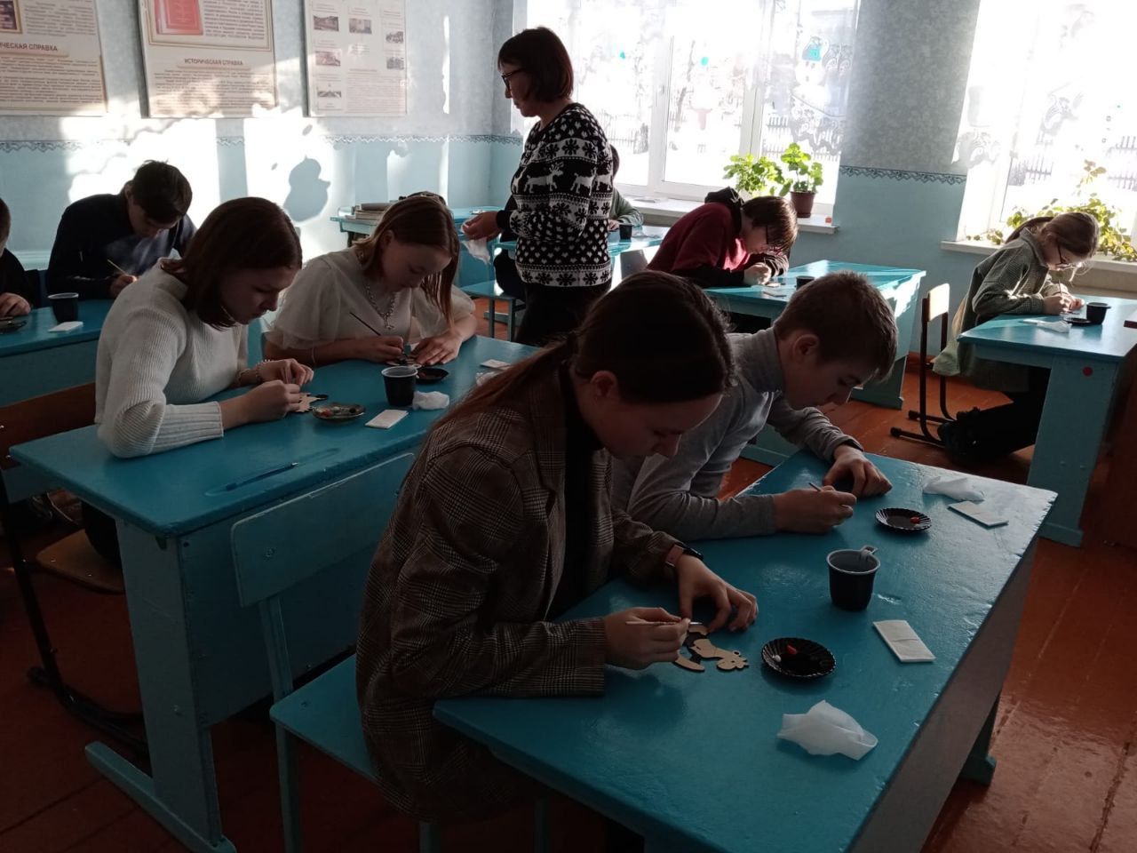 В Караульно-Горском МФЦ прошёл мастер-класс по рисованию «Городецкая роспись»