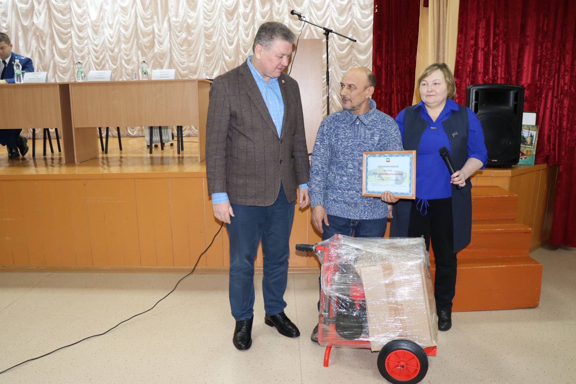 Семье Ибрагимовых из села Богдашкино во время схода граждан подарили доильный аппарат