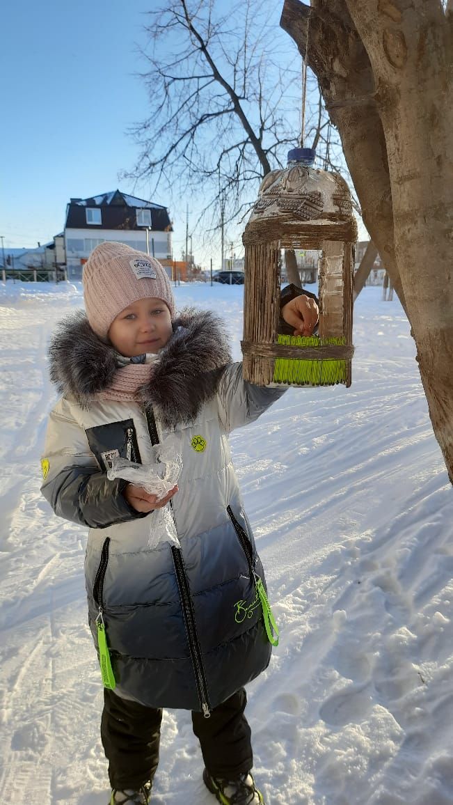 Юные нурлатцы открыли птичью столовую