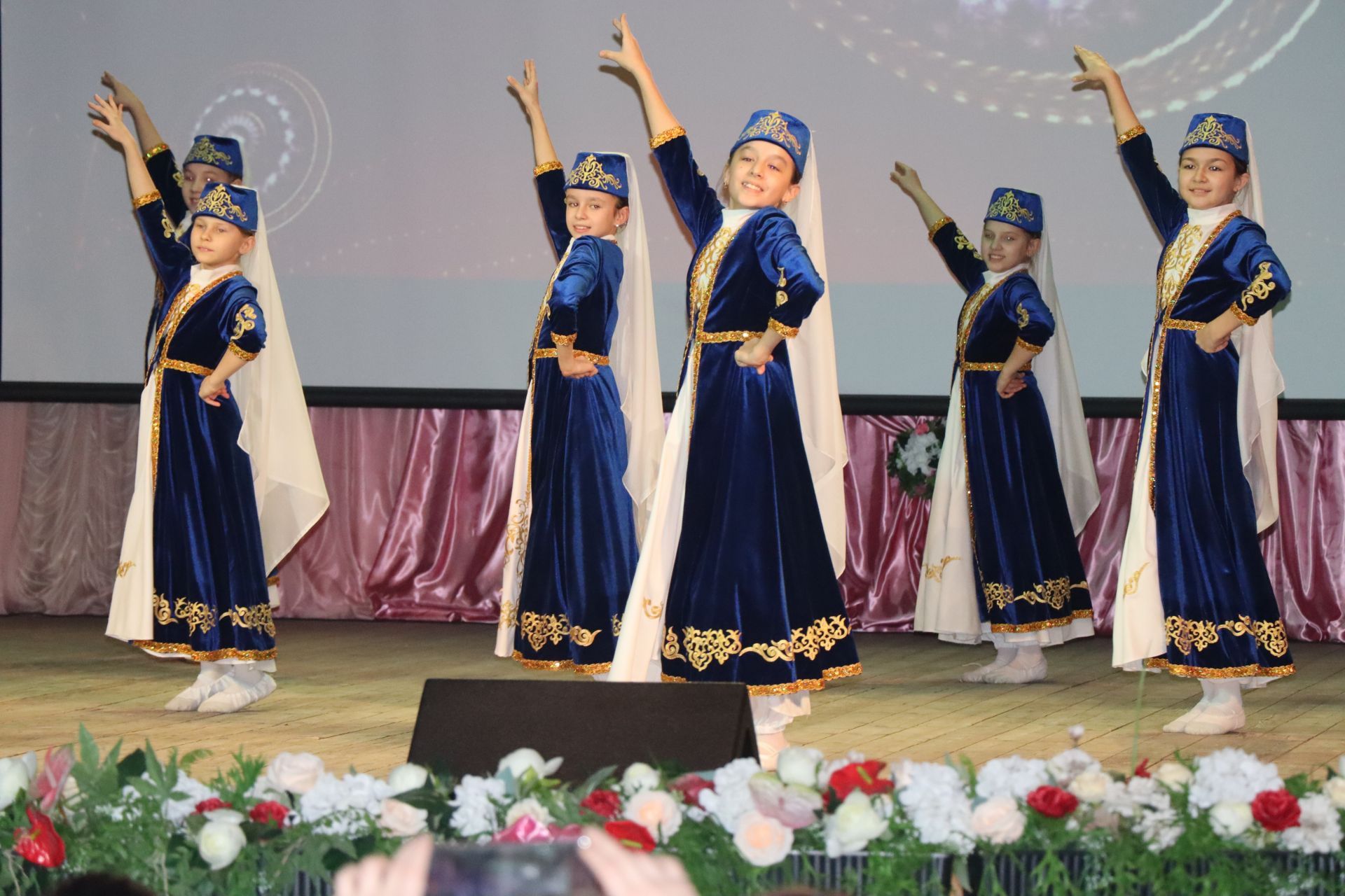Нурлатцы большим праздничным концертом дали старт Году национальных культур и традиций