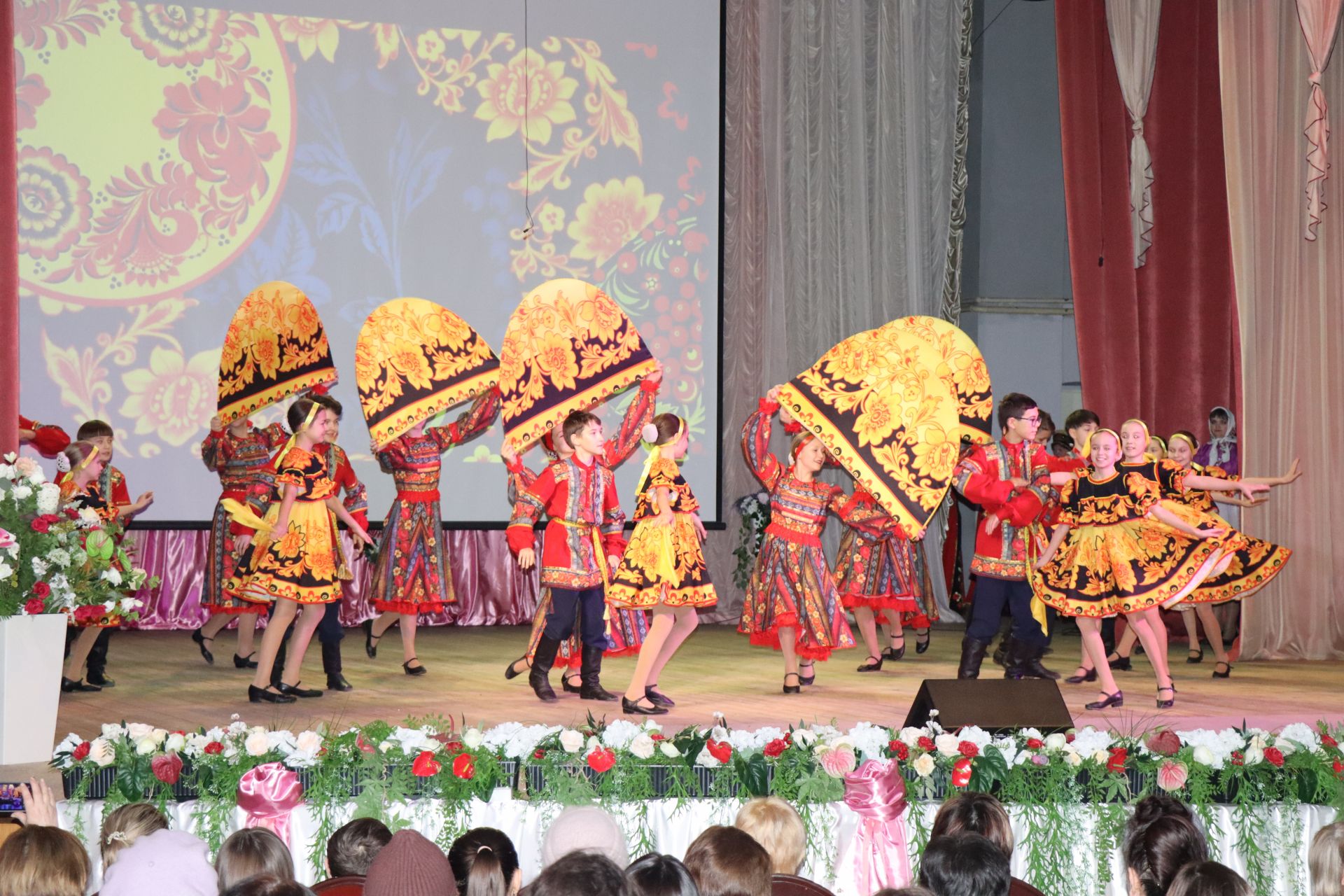 Нурлатцы большим праздничным концертом дали старт Году национальных культур и традиций