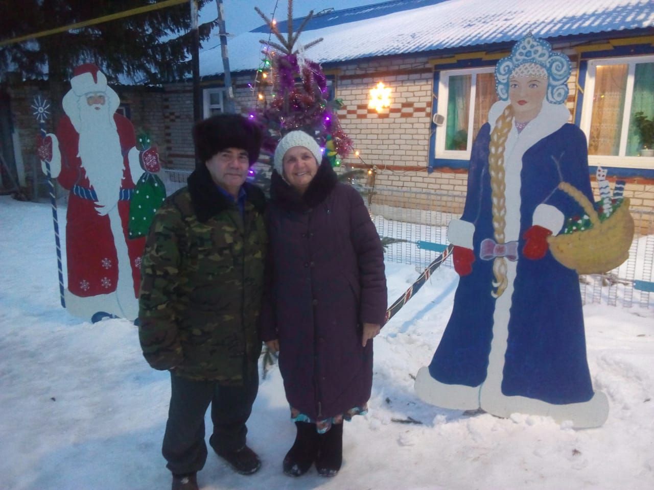 Семья Насыбуллинных из села Чулпаново украсила свой двор к новогодним праздникам