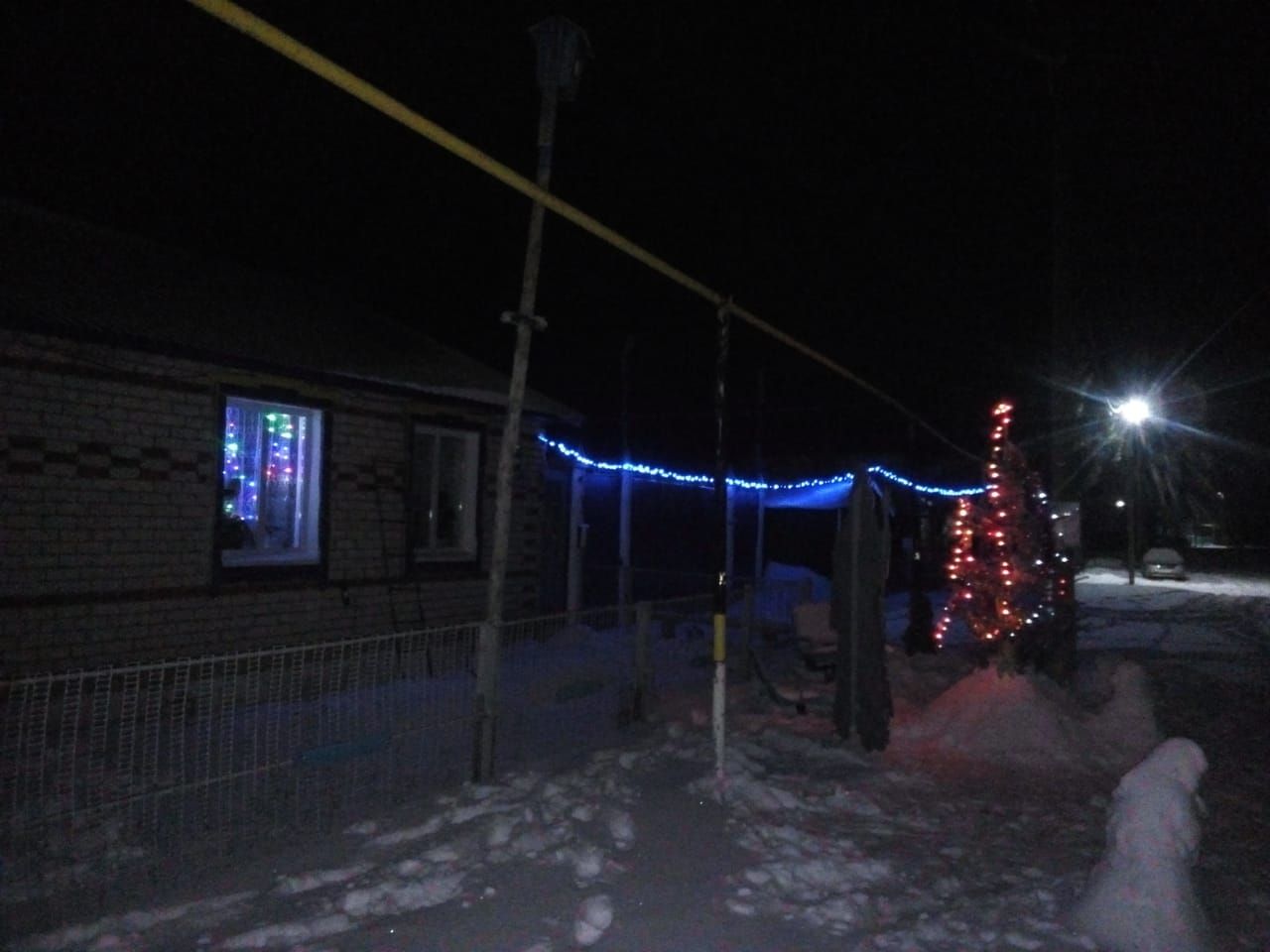 Семья Насыбуллинных из села Чулпаново украсила свой двор к новогодним праздникам
