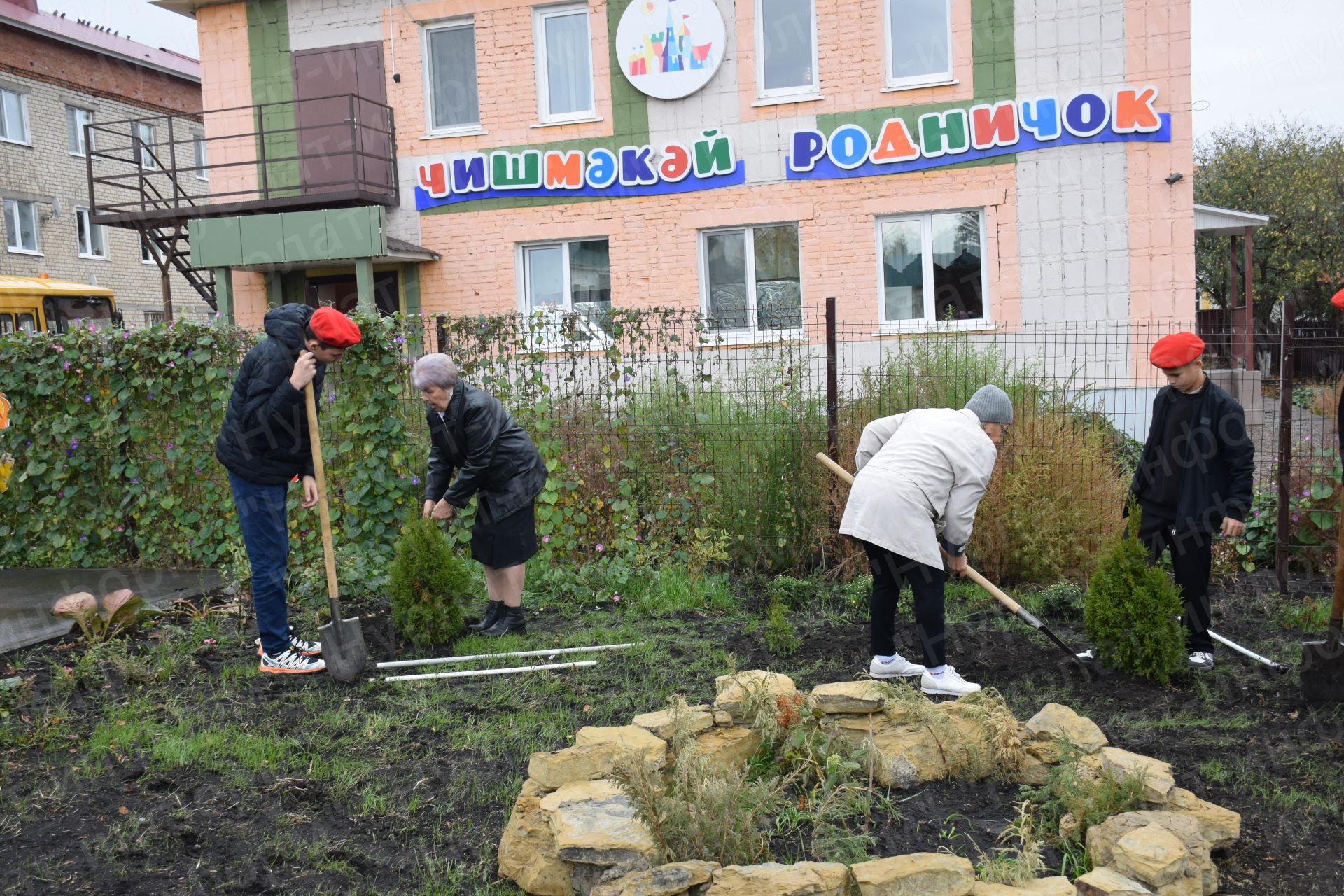 В Нурлате в День учителя на улице Вахитова открыт сквер учителей