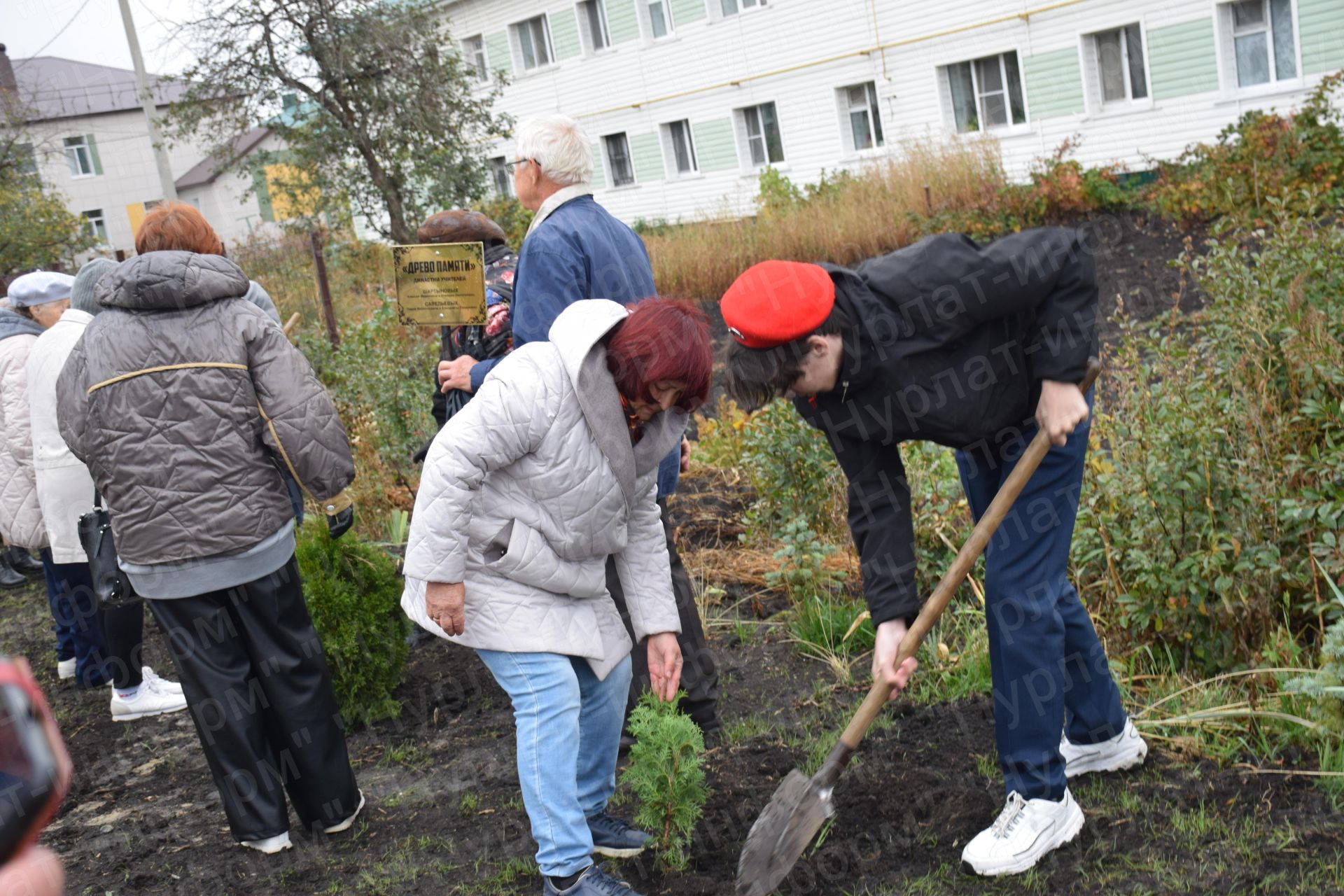 В Нурлате в День учителя на улице Вахитова открыт сквер учителей