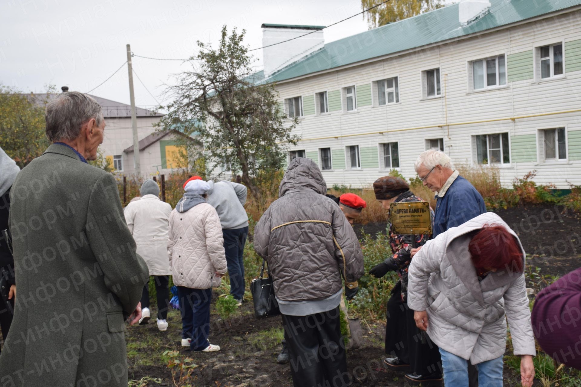 В Нурлате в День учителя на улице Вахитова открыт сквер учителей