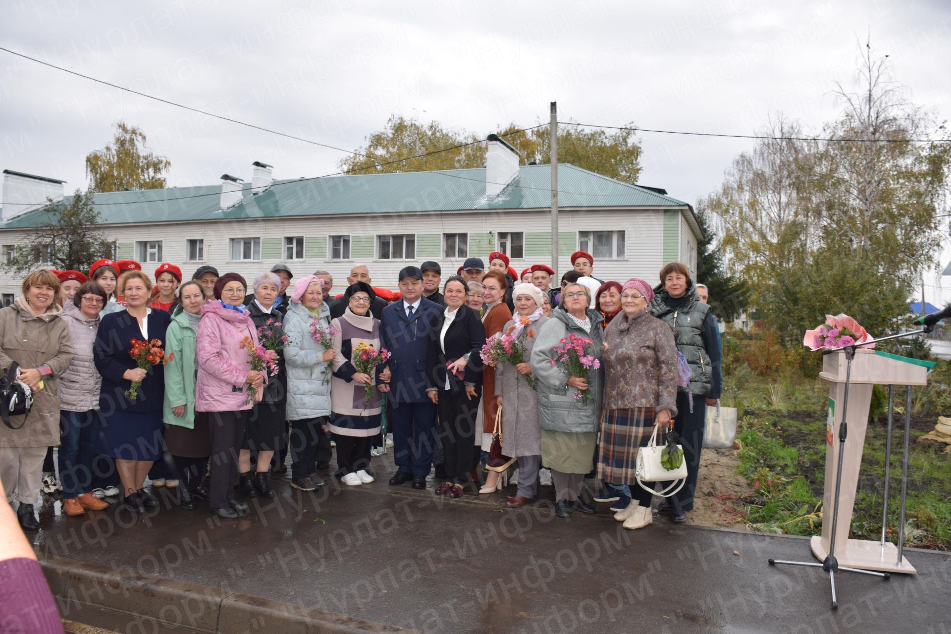 В Нурлате в День учителя на улице Вахитова открыт сквер учителей