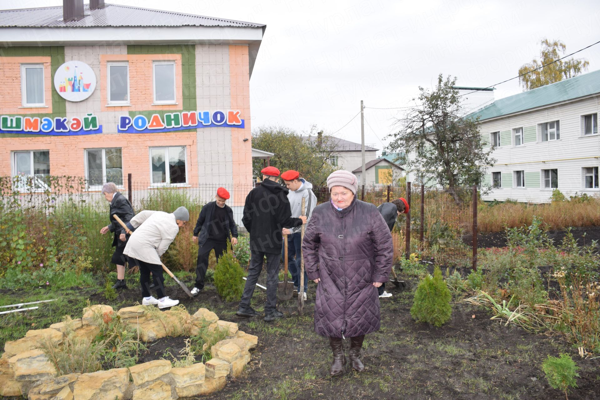 В Нурлате в День учителя на улице Вахитова открыт сквер учителей