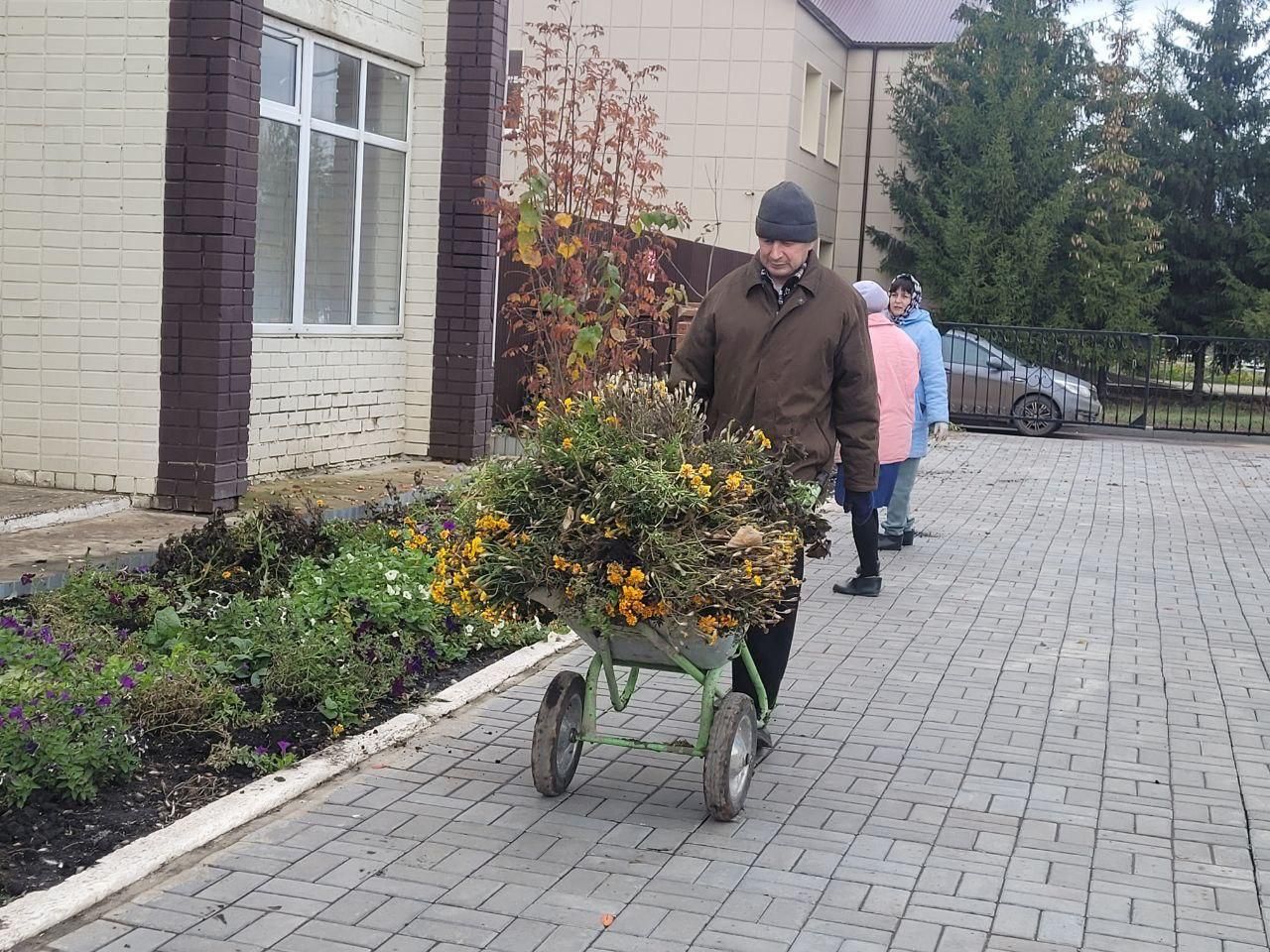 В доме-интернате для престарелых и инвалидов прошел осенний субботник |  09.10.2023 | Нурлат - БезФормата