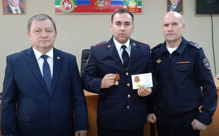 Дамир Ишкинеев поздравил нурлатцев с Днём полиции