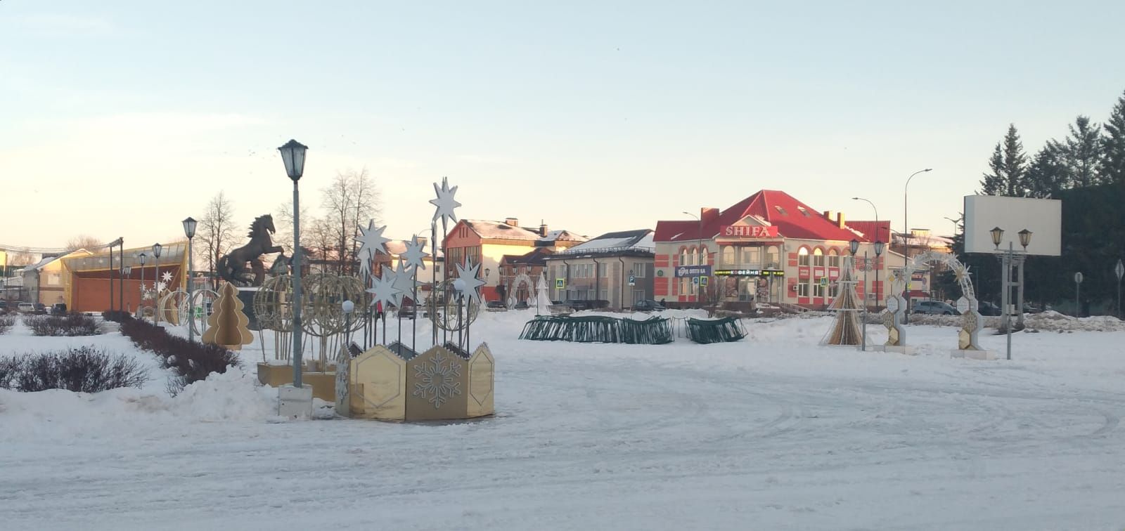 Центральную площадь города Нурлат начали украшать к Новому году |  27.11.2023 | Нурлат - БезФормата