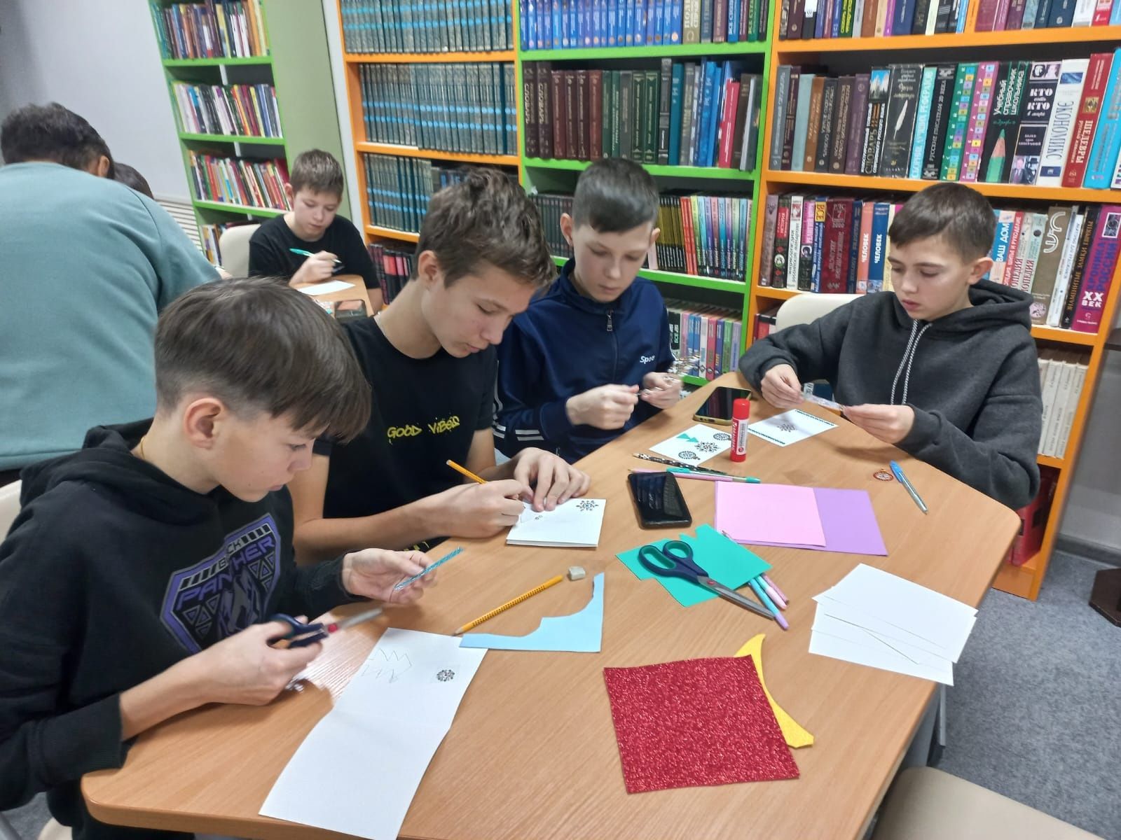 Школьники Нурлата подготовили новогодние открытки для участников СВО