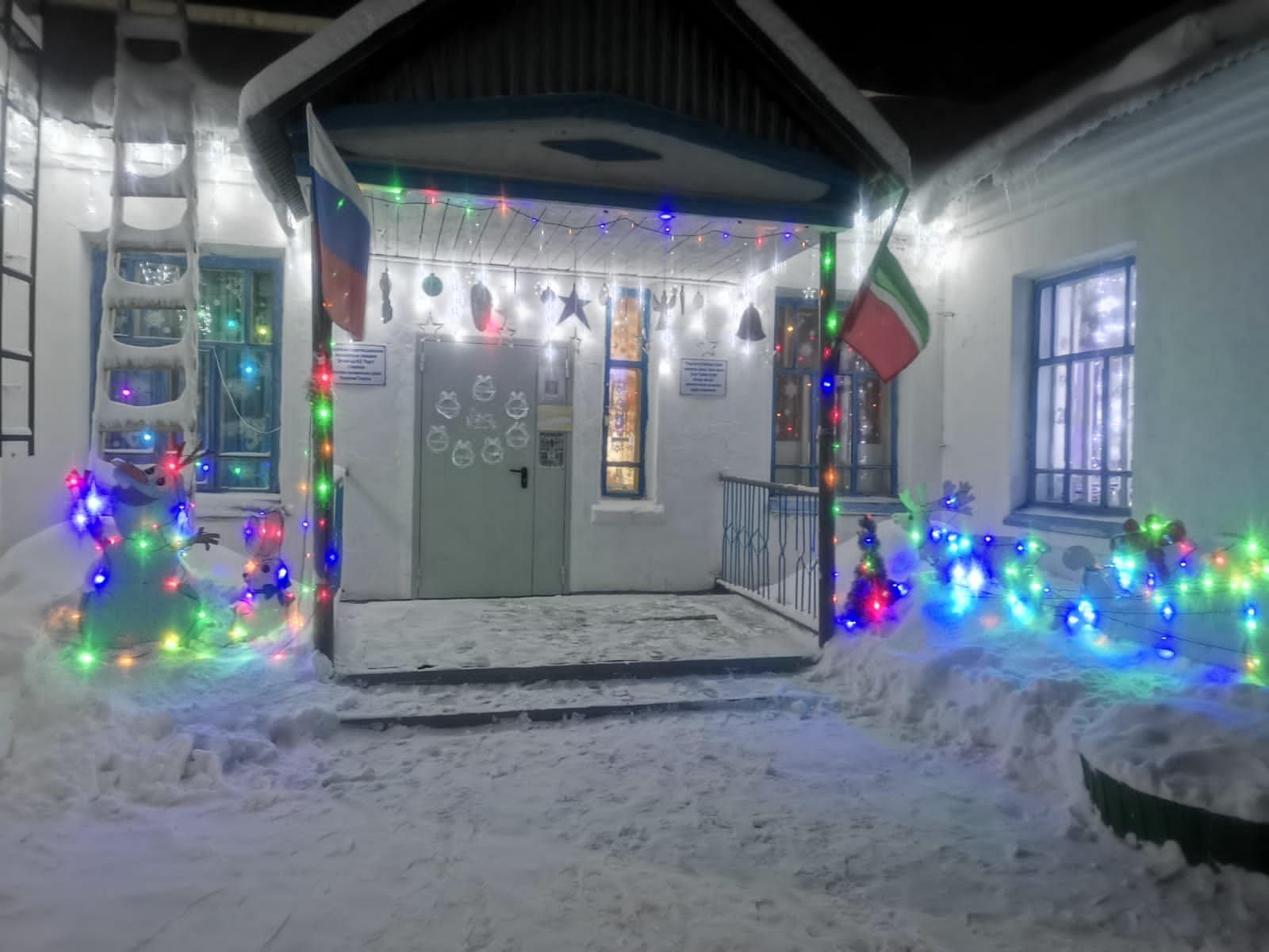Детский сад Тюрнясева радует своих воспитанников яркой новогодней иллюминацией